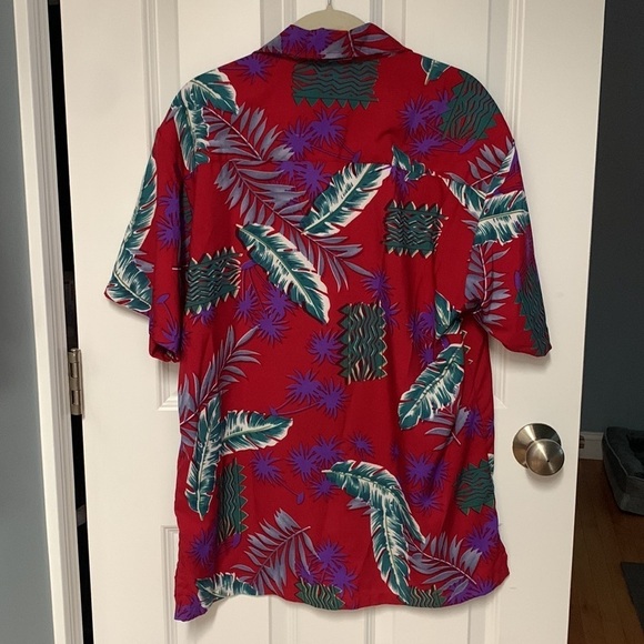 Classic Hawaiian Shirt with Floral Designs‎ - Picture 3 of 3